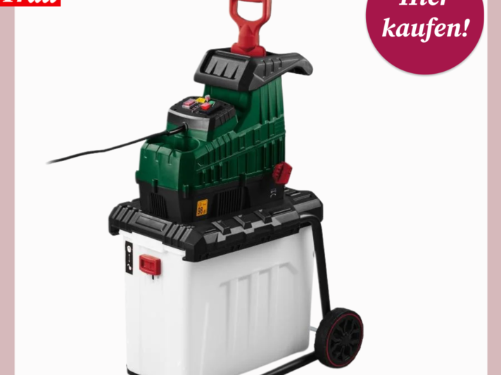 Elektrischer Gartenhäcksler in Grün-Schwarz mit rotem Griff und großem weißen Auffangbehälter auf zwei Rädern. | © Lidl/Gartenhäcksler Lidl 