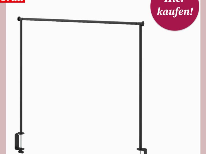 Schwarze Metall-Dekostange von Ikea mit Klemmbefestigung für Tischplatten, vor weißem Hintergrund mit rosa Rahmen präsentiert. | © Canva/Collage:bildderfrau.de, Ikea