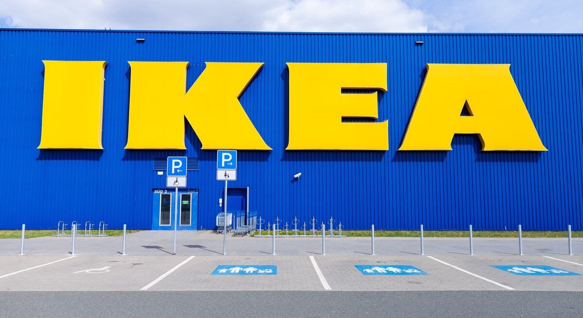 IKEA-Möbelhausfront in Blau mit gelben Lettern und Behindertenparkplätzen, keine Menschen.