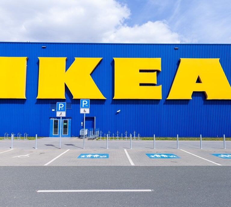 IKEA-Möbelhausfront in Blau mit gelben Lettern und Behindertenparkplätzen, keine Menschen. | © Adobe Stock/filmbildfabrik