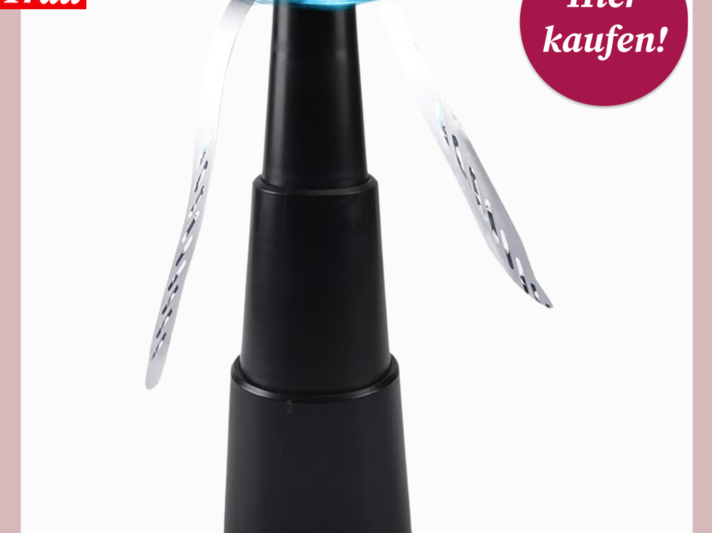 Schwarzer Fliegenabwehr-Ventilator mit rotierenden Flügeln aus transparentem Kunststoff auf weißem Hintergrund. | © Amazon/ Canva/Collage: bildderfrau.de
