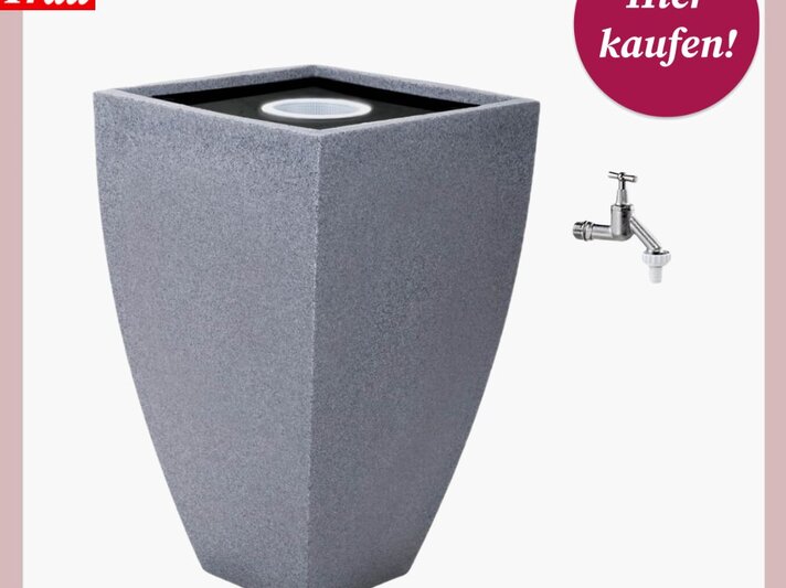 Graue, eckige Regentonne mit integriertem Filter und silbernem Wasserhahn auf weißem Hintergrund, daneben roter „Hier kaufen!“-Button. | © Rotationsvertrieb Gera / Garten-Zisternen.de 