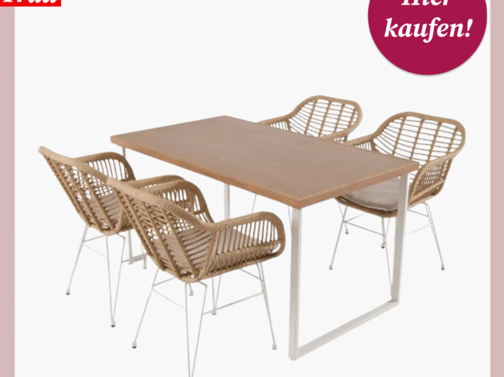 Moderner Esstisch mit Holzplatte und weißem Metallgestell im Ibiza-Look, umgeben von vier geflochtenen Rattanstühlen mit Metallbeinen. | © Bonprix
