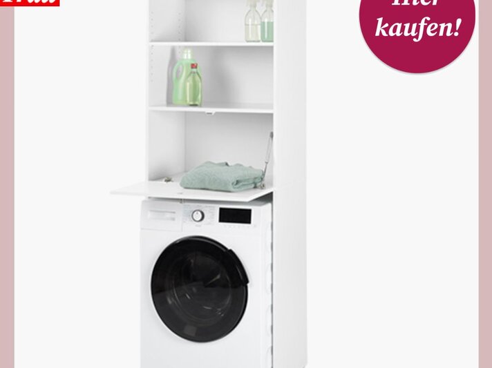 Weißes Waschmaschinenschrank-Regal mit Klappablage, Handtüchern und Reinigungsmitteln, platzsparend und modern gestaltet. | © Tchibo 