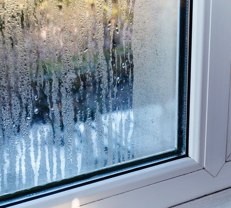 Kondenswasser läuft an einer beschlagenen Fensterscheibe herab. | © Shutterstock/Sasha Chornyi