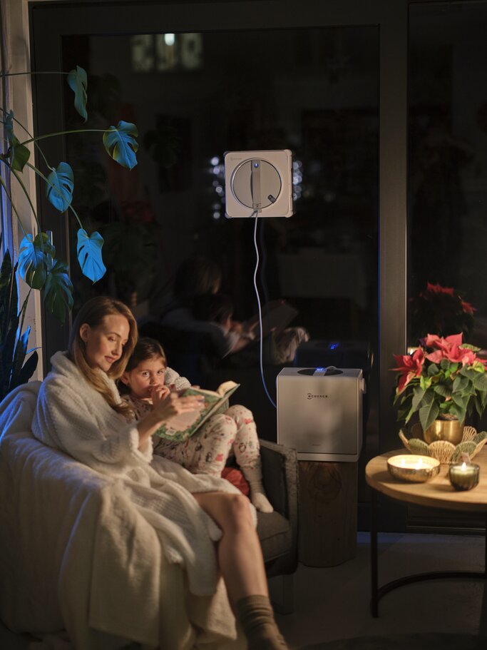 WINBOT W2 PRO OMNI säubert Fenster in der Weihnachtszeit.  | © ECOVACS