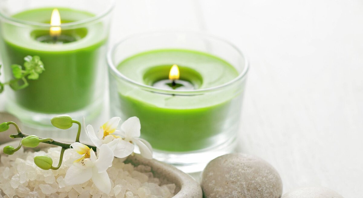 duftkerze grüne kerzen im glas steine badesalz blume