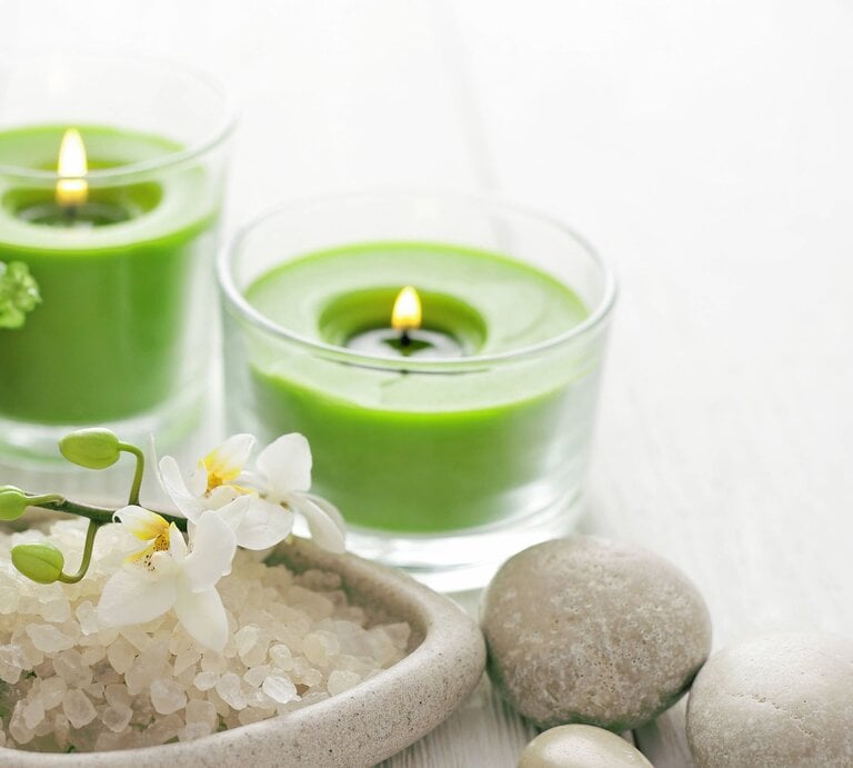 duftkerze grüne kerzen im glas steine badesalz blume | © IMAGO Shotshop