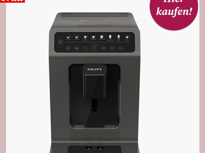 Eine schwarze Krups-Kaffeemaschine mit Touch-Bedienfeld und integriertem Ausguss auf weißem Hintergrund. | © Lidl 