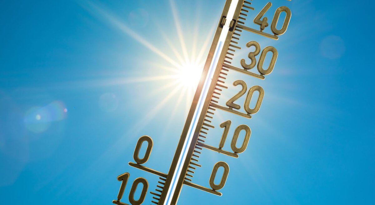 Ein Thermometer vor blauem Himmel