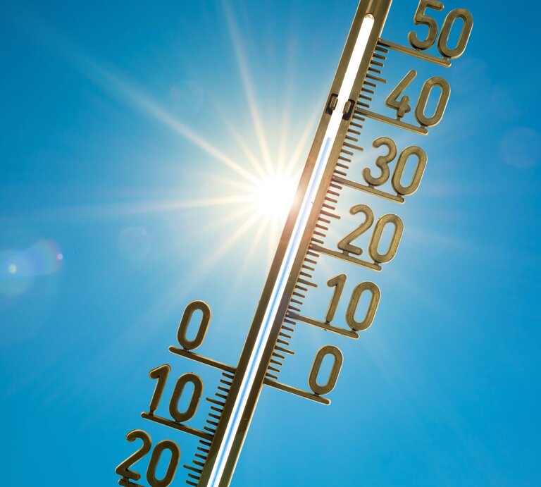 Ein Thermometer vor blauem Himmel | © gettyimages/	Xurzon