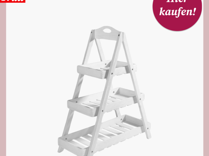 Weiße Pflanztreppe für Blumen aufgestellt vor neutralem Hintergrund, ideal für Zuhause. | © Lidl 