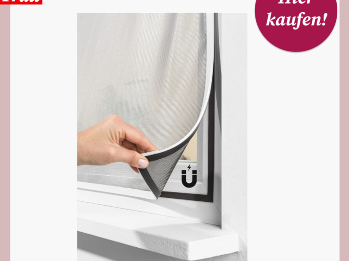 Hand hebt Fliegengitter an einem weißen Fensterrahmen an, Text "Hier kaufen!" im Kreis oben rechts. | © Lidl 