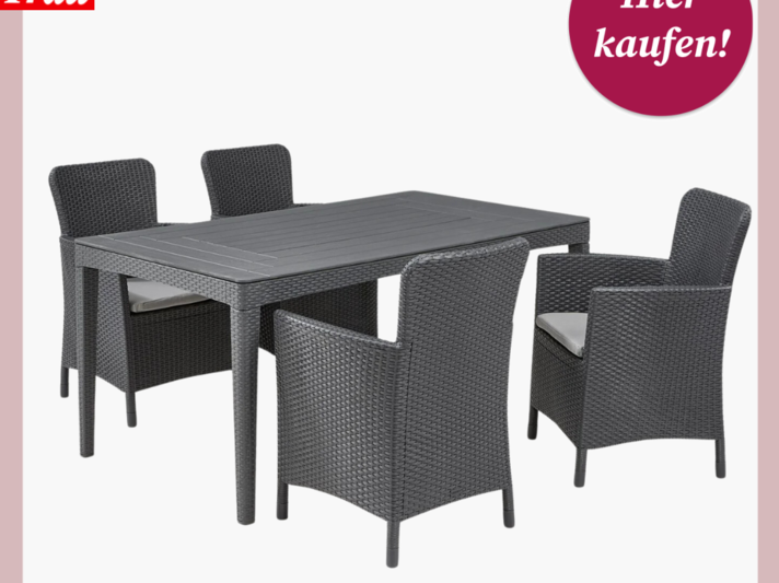 Anthrazitfarbene Rattan-Gartenmöbelgruppe mit einem Tisch und vier Stühlen auf hellem Untergrund. | © Lidl 