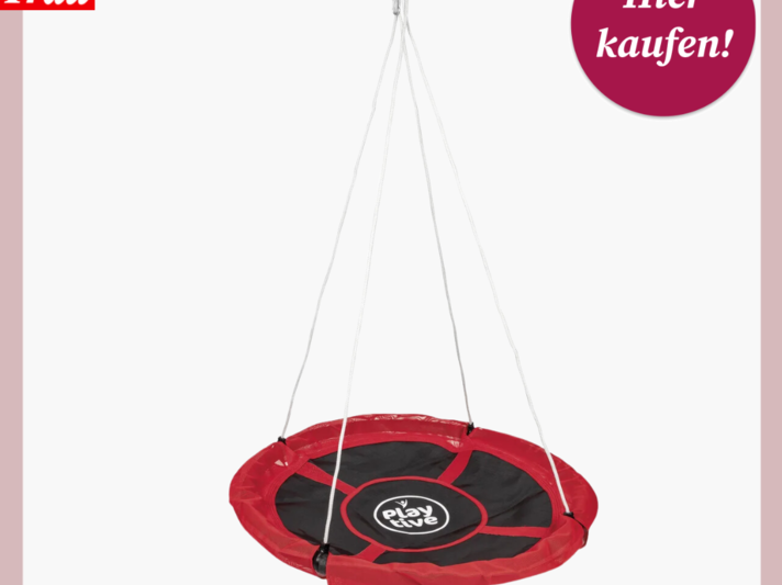 Rote Nestschaukel der Marke Playtive hängt vor weißem Hintergrund, bereit zum Spielen.Rote Nestschaukel der Marke Playtive hängt vor weißem Hintergrund, bereit zum Spielen. | © Lidl 