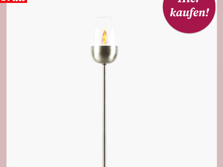Solarbetriebene Gartenleuchte in Weinglasform mit leuchtender Flamme auf weißem Hintergrund. | © Lidl 