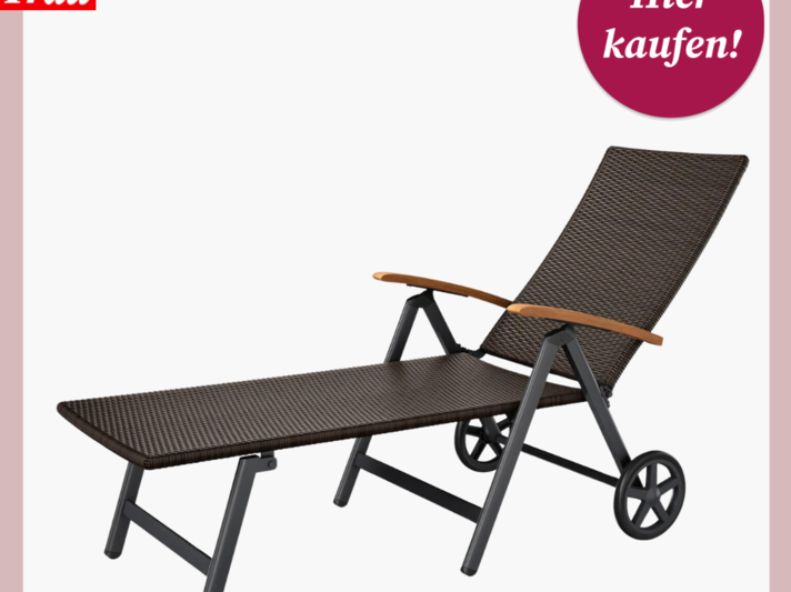  Ein Bild zeigt eine moderne Gartenliege mit doppelseitigem Geflecht in Rattan-Optik und einem Gestell aus pulverbeschichtetem Aluminium. Die Liege verfügt über eine verstellbare Rückenlehne, Armlehnen aus Eukalyptusholz und zwei große Räder für leichte Mobilität. Der Slogan "Hier kaufen!" weist auf eine Verkaufsanzeige hin, und das Logo "Bild der Frau" lässt auf eine Werbeaktion oder Produktplatzierung in einem Medienkontext schließen. | © Lidl 