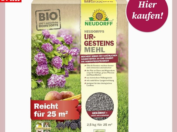 Verpackung von Neudorffs Urgesteinsmehl mit Text zu Bodenfruchtbarkeit, lilafarbenen Hortensien, Obst und grünem Gras im Hintergrund. | © Amazon