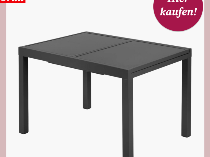 Rechteckiger schwarzer, ausziehbarer Gartentisch mit glatter Oberfläche und klaren Linien steht frei vor weißem Hintergrund. | © Lidl 