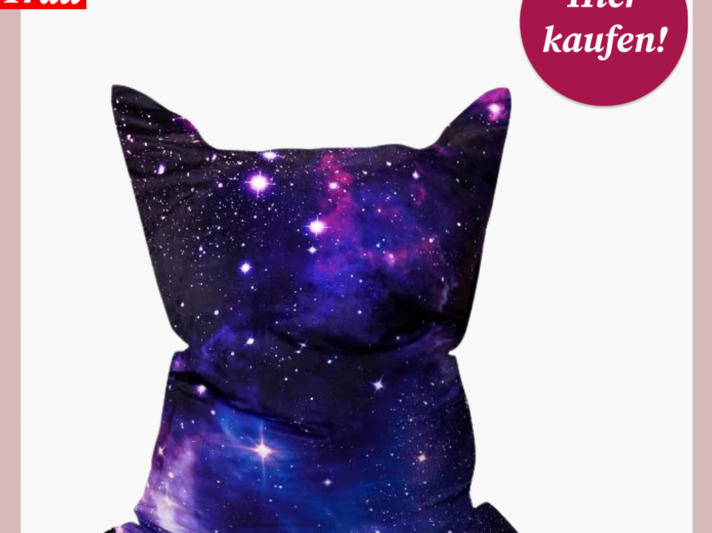 Bequemer Sitzsack mit galaxieartigem Sternenmotiv in Blau, Lila und Schwarz. | © Lidl 