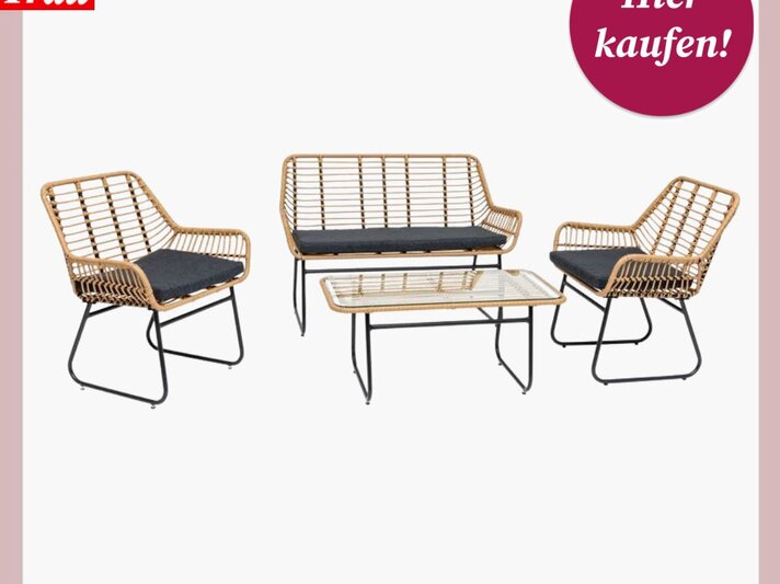 Ein Rattan-Gartenmöbelset, bestehend aus einem Sofa, zwei Sesseln und einem Couchtisch, wird präsentiert. Die Möbel haben schwarze Metallgestelle und helle, geflochtene Rattanelemente, kombiniert mit dunklen Sitzpolstern. Über dem Bild steht das Logo "Bild der Frau" und ein Button mit "Hier kaufen!" | © Lidl