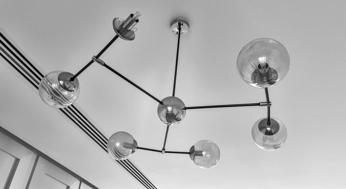 Eine Deckenlampe.