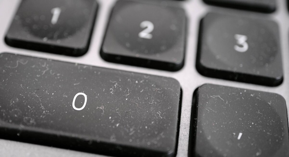 Eine mit Staub und Dreck verschmutzte Laptop-Tastatur.