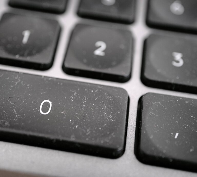 Eine mit Staub und Dreck verschmutzte Laptop-Tastatur. | © IMAGO / robertkalb photographien