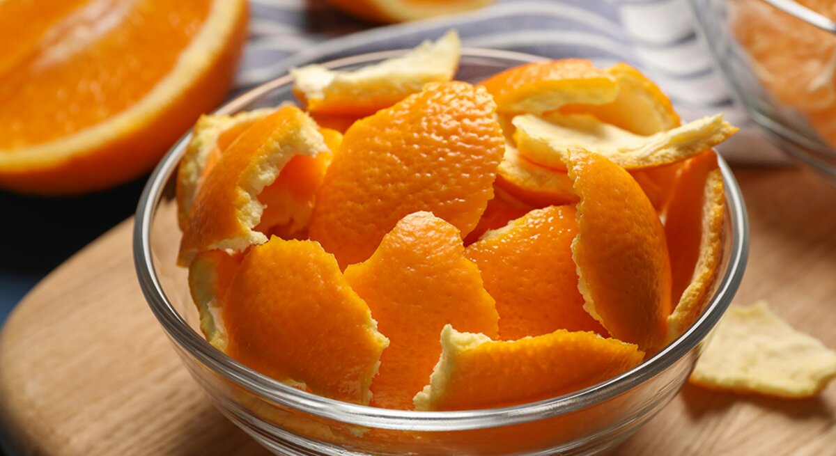 Orangenschalen in Glasschüssel