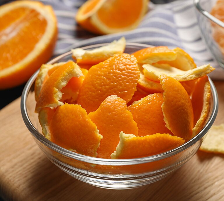 Orangenschalen in Glasschüssel | © Getty Images/Liudmila Chernetska