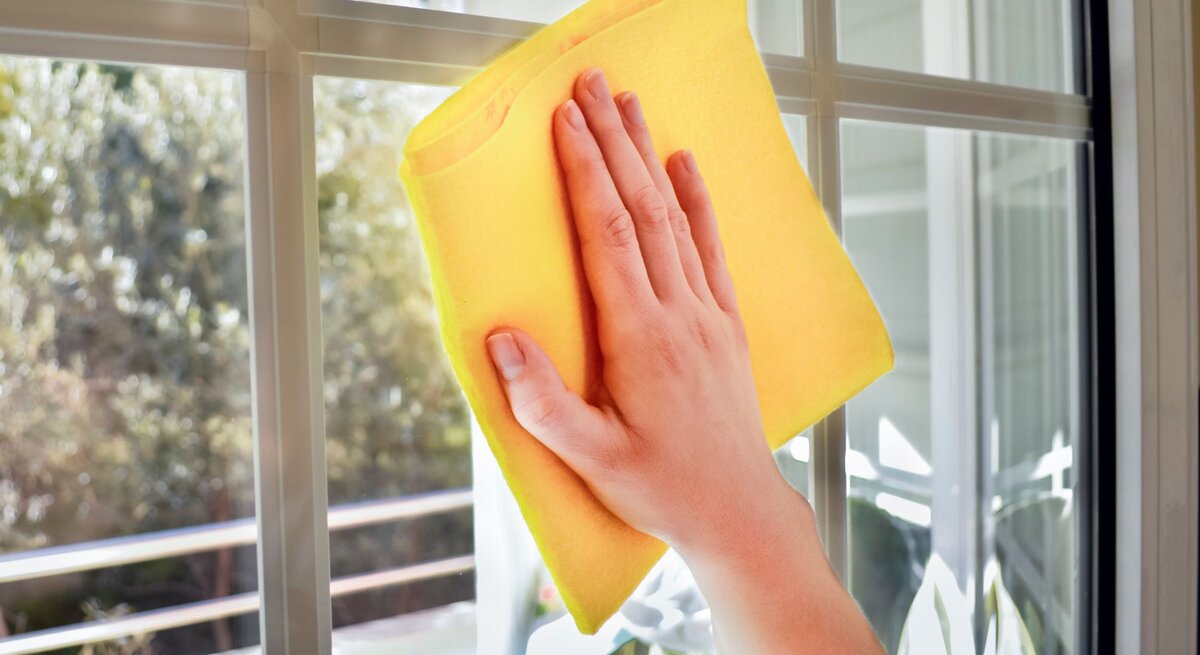  Das Bild zeigt eine Person, die ein Fenster mit einem gelben Tuch reinigt. Die Szene könnte darauf hinweisen, wie man mit einem einfachen Tuch und vielleicht einem natürlichen Reinigungsmittel, wie dem Saft einer Kartoffel, im Rahmen eines umweltfreundlichen Frühjahrsputzes Fenster putzen kann. Die helle, sonnige Umgebung draußen und das saubere Fenster vermitteln eine frische, frühlingshafte Atmosphäre.