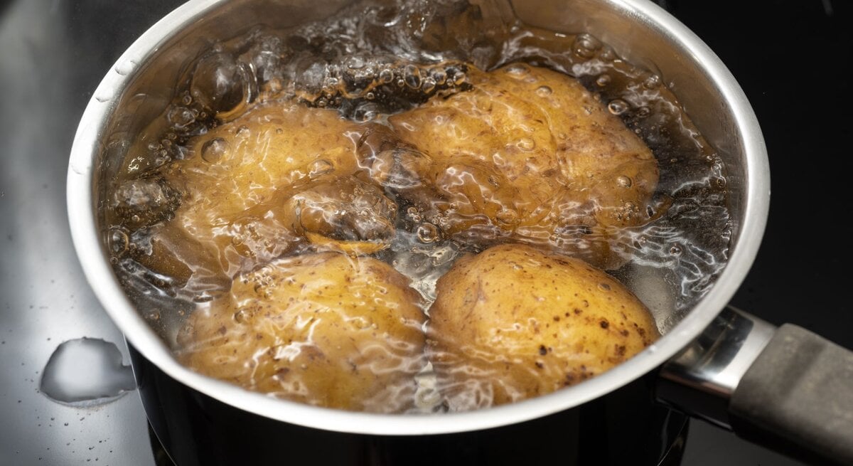 Kartoffeln kochen in einem Topf.