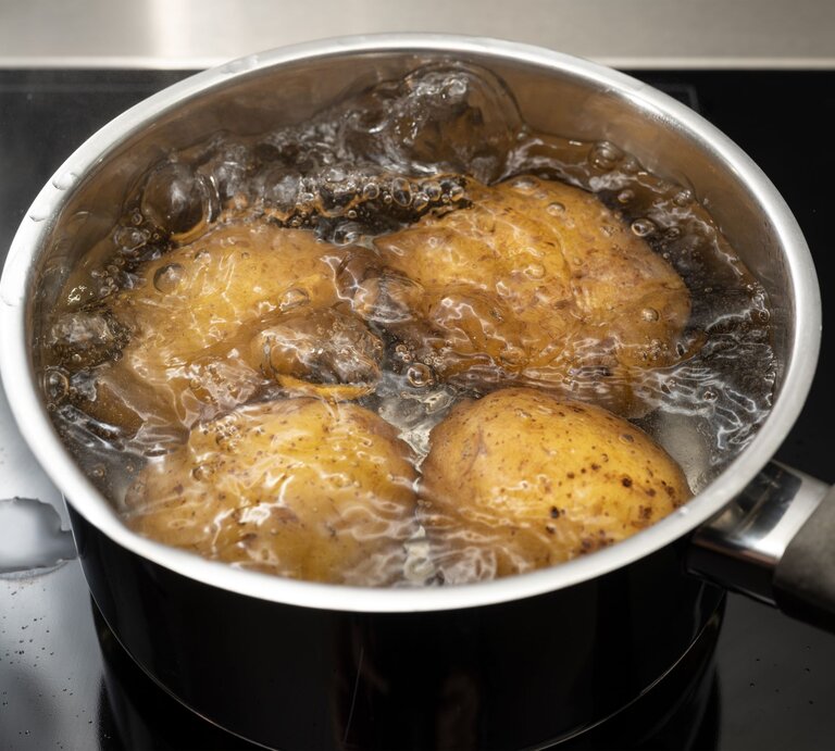Kartoffeln kochen in einem Topf. | © Shutterstock/Maren Winter