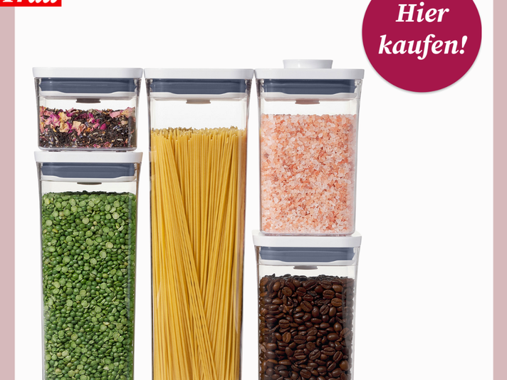 Fünf durchsichtige Vorratsdosen mit Pasta, Linsen, Tee, rosa Salz und Kaffeebohnen vor weißem Hintergrund. | © Canva/OXO/Collage:bildderfrau.de
