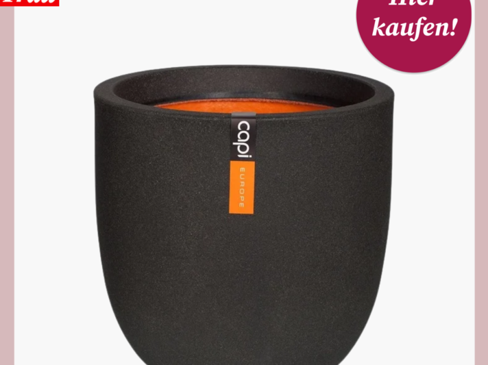 Schwarzer Pflanztopf von Lidl mit matter Oberfläche und orangefarbenem Innenrand, versehen mit einem „Capi Europe“-Label. | © Lidl 