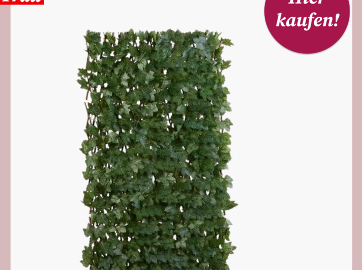 Künstliche grüne Sichtschutzhecke aus dichtem Efeu auf einem ausziehbaren Holzspalier. | © Lidl 
