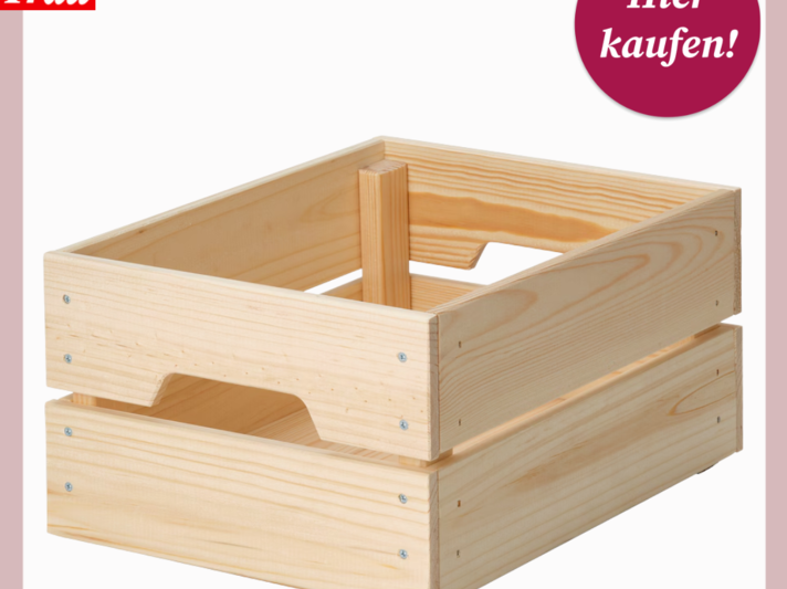 Stapelbare Holzkiste aus unbehandeltem Fichtenholz mit seitlichen Griffen, stehend auf weißem Hintergrund vor rosa Rahmen. | © Canva/collage:bildderfrau.de, Ikea 