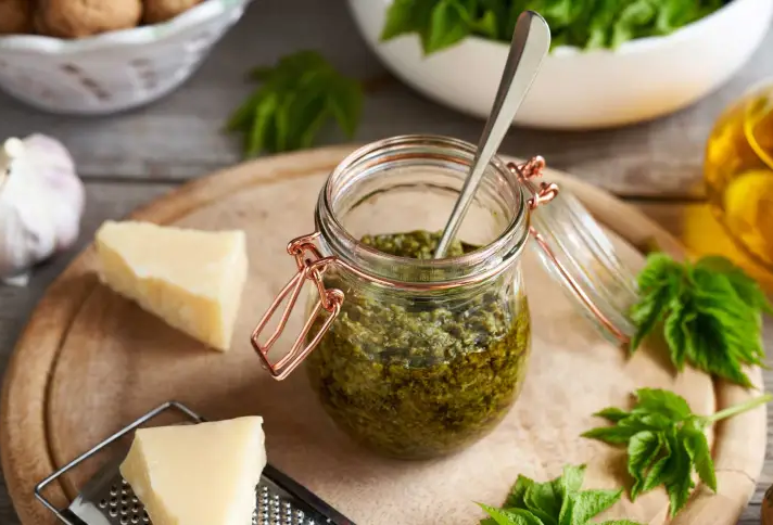 Giersch Pesto auf Holzbrett | © Adobe Stock