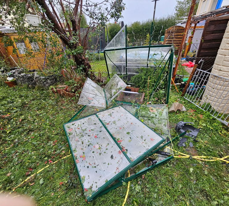 Zerstörter Garten mit zertrümmertem Gewächshaus nach Unwetter | © Mattias Nemeth