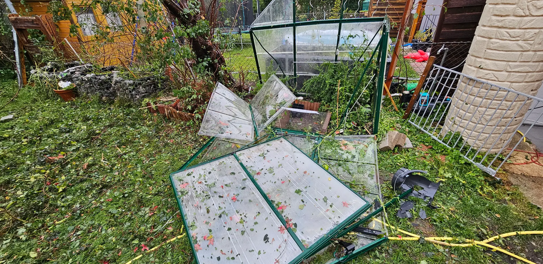 Zerstörter Garten mit zertrümmertem Gewächshaus nach Unwetter | © Mattias Nemeth