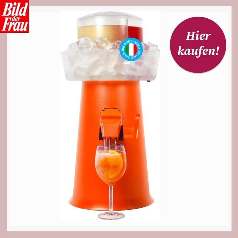 Orangefarbener Getränkespender mit Eisfach und italienischem Herkunftssiegel füllt einen Aperitif mit Orangenscheibe ins Glas. | © Amazon/Canva/Collage:bildderfrau.de