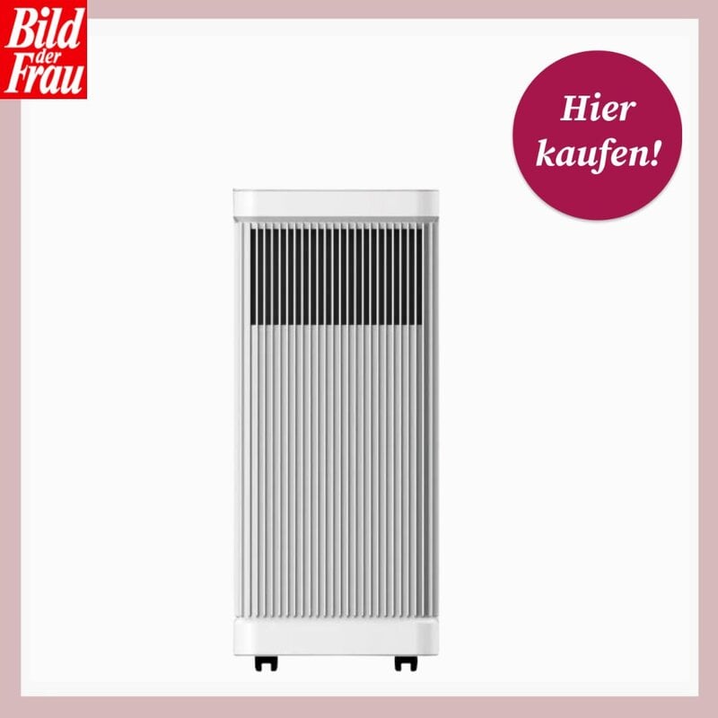 Schlankes weißes Klimagerät mit vertikalen Lamellen und Rollen steht freigestellt vor hellem Hintergrund in einer Produktansicht. | © Lidl/Canva/Collage:bildderfrau.de