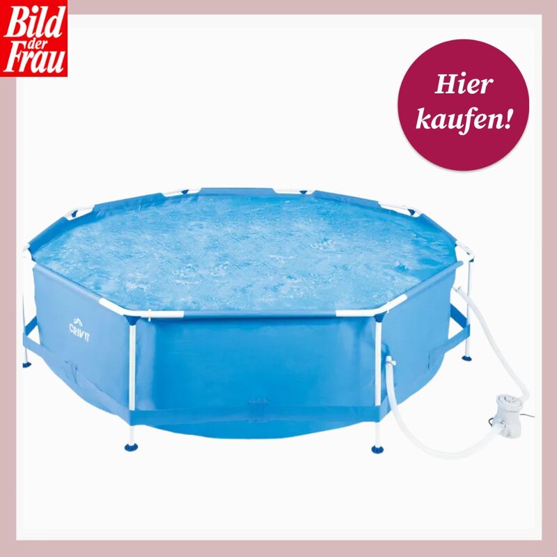 Blauer, achteckiger Frame-Pool der Marke Crivit mit weißem Metallgestell und angeschlossener Filterpumpe. Der Pool ist mit Wasser gefüllt und freigestellt auf hellem Hintergrund dargestellt. Oben links befindet sich das Logo von „Bild der Frau“, oben rechts ein pinkfarbener Kreis mit der Aufschrift „Hier kaufen!“. | © Lidl/Canva/Collage:bildderfrau.de