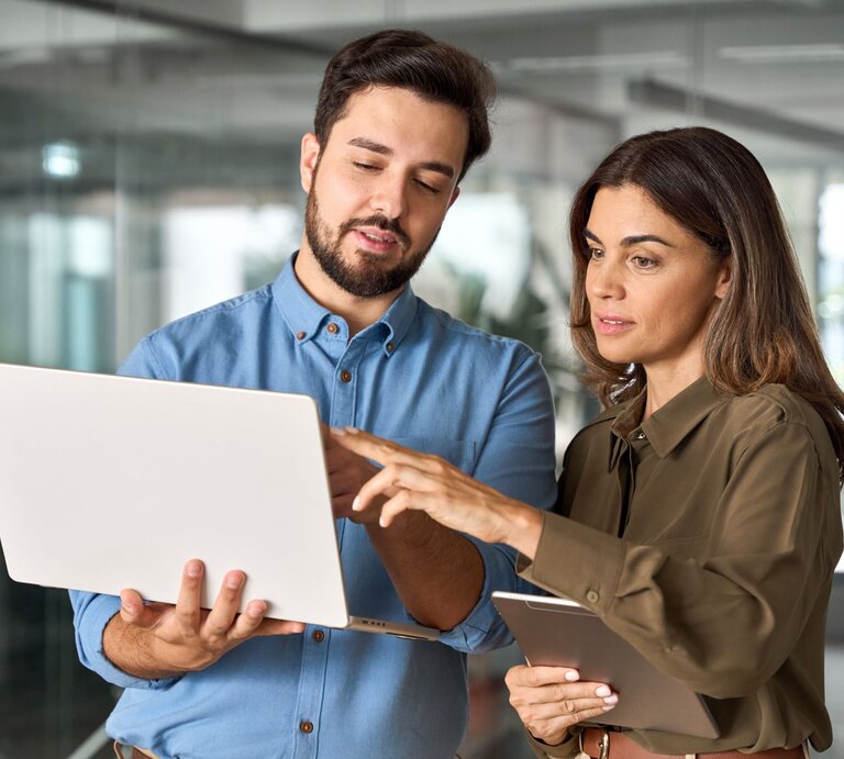 Zu sehen sind ein Mann und eine Frau, die sich beraten | © Shutterstock/insta_photos