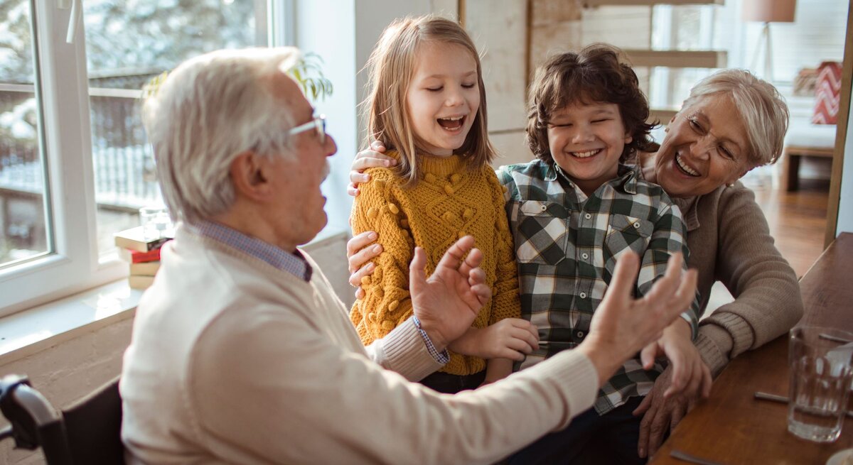 Zu sehen sind Großeltern mit ihren Enkelkindern
