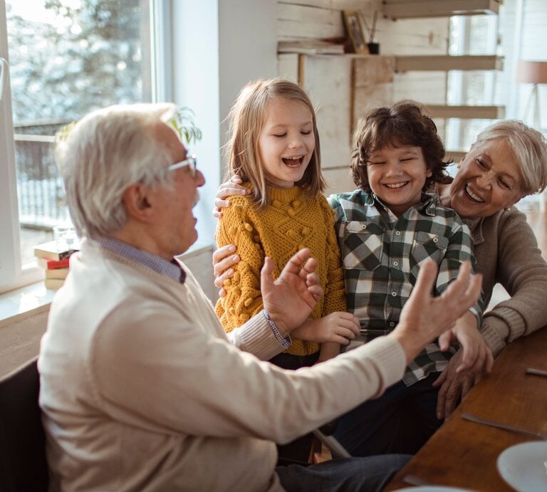 Zu sehen sind Großeltern mit ihren Enkelkindern | © Shutterstock/ Davor Geber