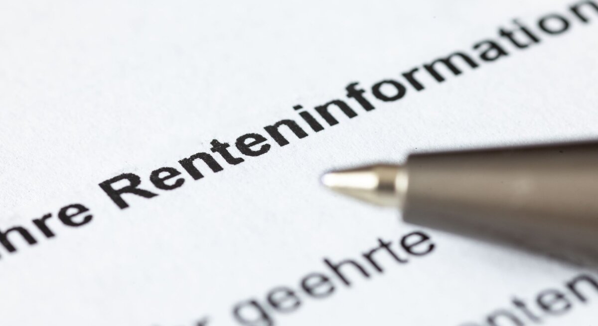 Nahaufnahme eines Dokuments mit dem Wort „Renteninformation“ in fetter Schrift, daneben eine silberne Kugelschreiberspitze.