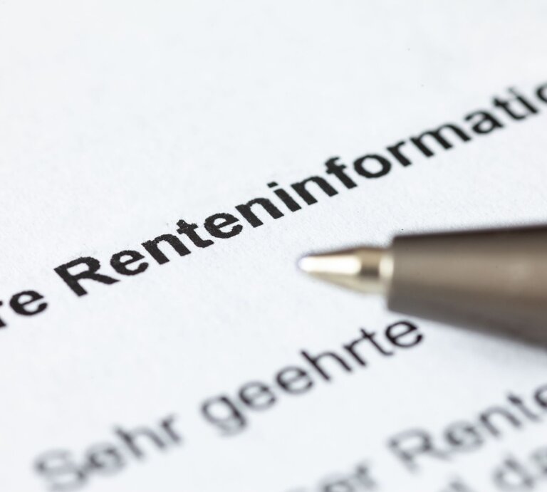 Nahaufnahme eines Dokuments mit dem Wort „Renteninformation“ in fetter Schrift, daneben eine silberne Kugelschreiberspitze. | © Adobe Stock/Ramona Heim