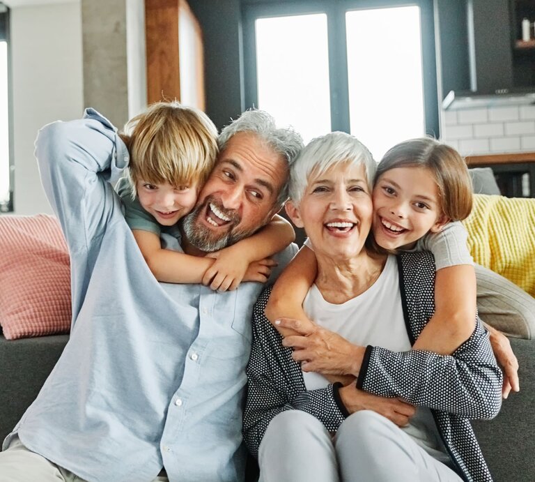 Zu sehen ist ein älteres Paar mit einem Jungen und einem Mädchen. | © Shutterstock/pics five
