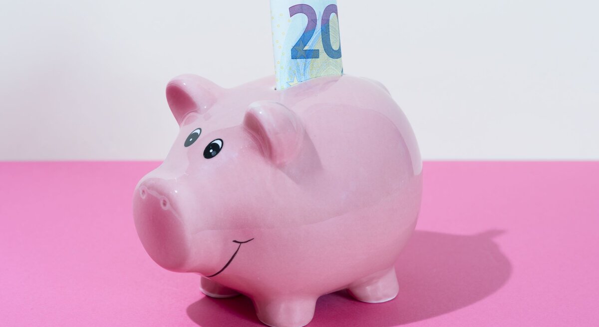 ein rosaSparschwein mit 20 Euro im Schlitz